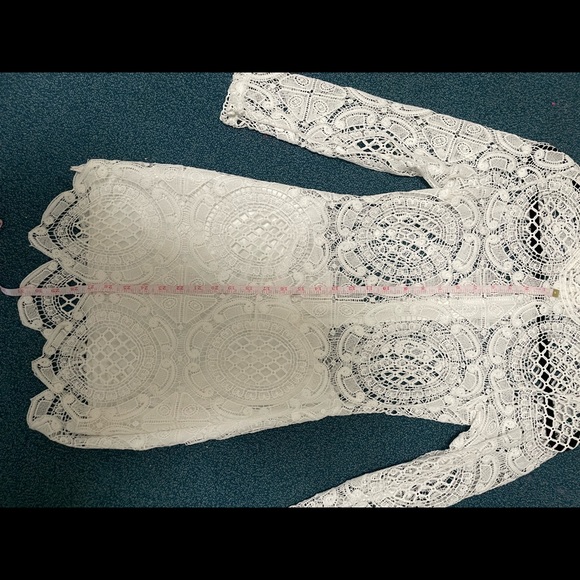 White dress made of embroidered material - Picture 7 of 7